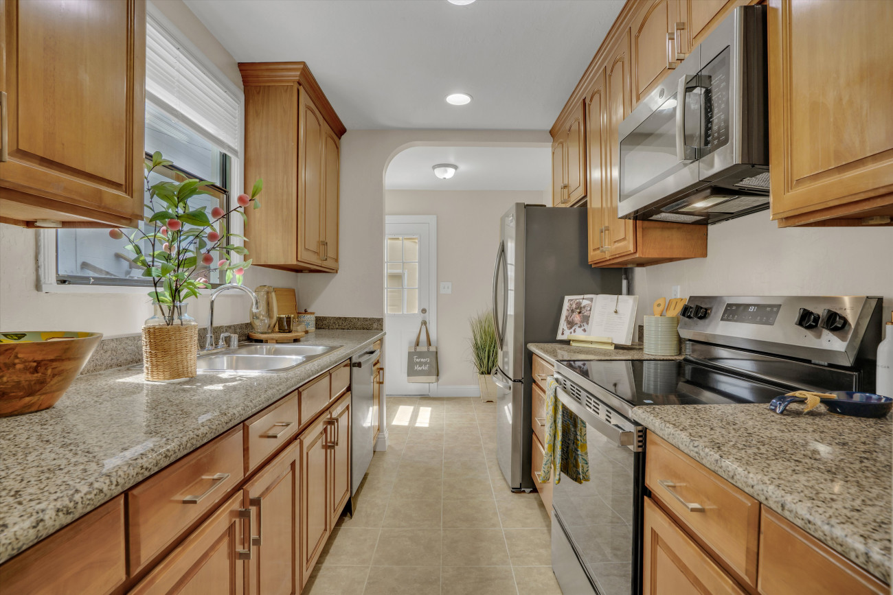 09-561 Cedar st-9.jpg